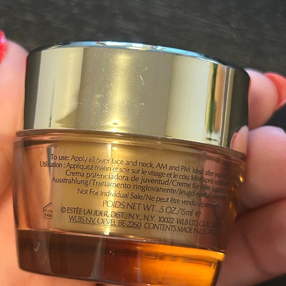 Estée Lauder revitalizing supreme + - Picture 2 of 4
